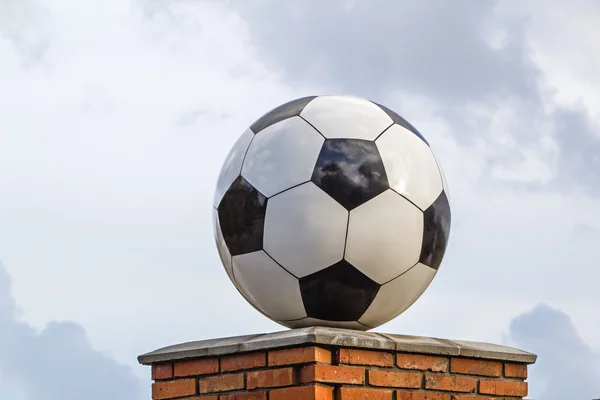 Pallone da calcio in marmo, elemento architettonico decorativo — Foto Stock