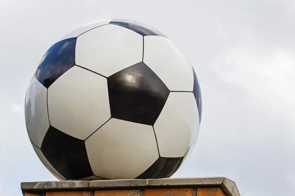 Pallone da calcio in marmo, elemento architettonico decorativo — Foto Stock