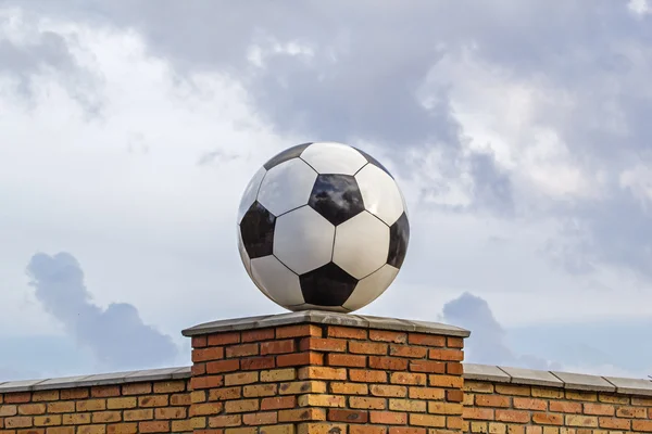 Pallone da calcio in marmo, elemento architettonico decorativo — Foto Stock