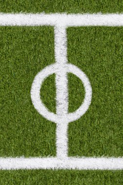 Spor alanının yeşil çimenlerin üzerinde daha fazla sınır hattı 