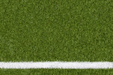 Spor alanının yeşil çimenlerin üzerinde daha fazla sınır hattı 