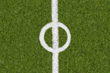 Spor alanının yeşil çimenlerin üzerinde daha fazla sınır hattı 