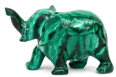 Beyaz arka planda izole edilmiş Malachite 'den fil heykeli