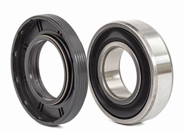 Makine onarımı için top taşıyıcı ve yağ mühürü, beyaz sırtüstü izole edilmiş