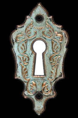 Anahtar deliği dekoratif elementinde parlak ışık, siyah arkaplanda izole