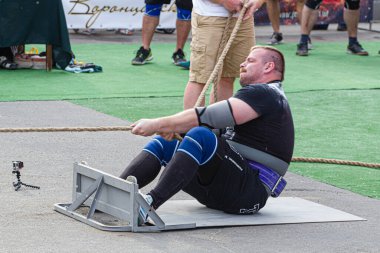 Melitopol, Ukrayna, tarih 27 Mayıs 2017, Atlet kamyonu halatla çekiyor, Ukrayna 2. Şampiyonası aşırı güç.