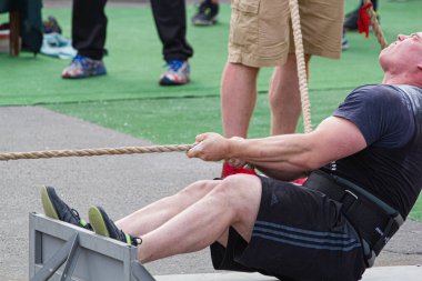 Melitopol, Ukrayna, tarih 27 Mayıs 2017, Atlet kamyonu halatla çekiyor, Ukrayna 2. Şampiyonası aşırı güç.