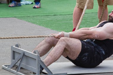 Melitopol, Ukrayna, tarih 27 Mayıs 2017, Atlet kamyonu halatla çekiyor, Ukrayna 2. Şampiyonası aşırı güç.