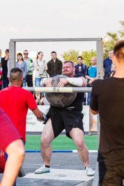 Melitopol, Ukrayna, tarih 27 Mayıs 2017, Strongman direğe ağır bir taş topu fırlattı.