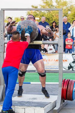 Melitopol, Ukrayna, tarih 27 Mayıs 2017, Strongman direğe ağır bir taş topu fırlattı.