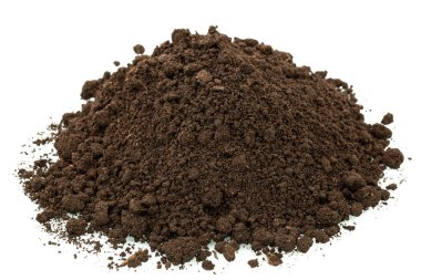 Beyaz arkaplanda izole edilmiş toprak yığını