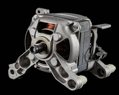 Elektrik motoru siyah arkaplanda izole edildi