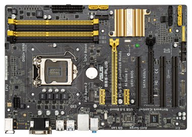 Bilgisayar ana kartı Asus B85-Plus, beyaz arka planda izole edilmiş.