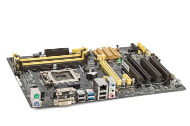 Yazdırılmış bilgisayar ana kartı, beyaz arkaplanda izole edilmiş.