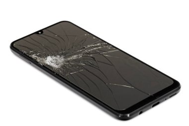 Kırık ekranlı akıllı telefon, beyaz arkaplanda izole