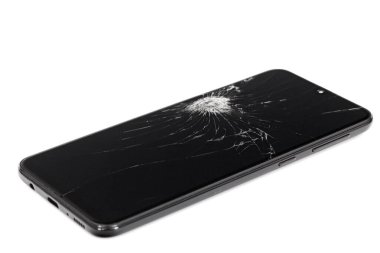 Kırık ekranlı akıllı telefon, beyaz arkaplanda izole