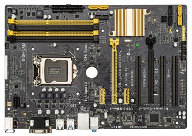 Yazdırılmış bilgisayar ana kartı, beyaz arkaplanda izole edilmiş.