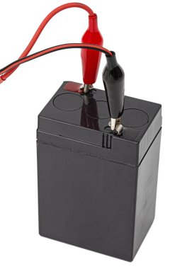 Beyaz zemin üzerinde izole edilmiş iğnelere bağlı kablolarla asit doldurulabilir batarya paketi