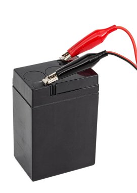 Beyaz zemin üzerinde izole edilmiş iğnelere bağlı kablolarla asit doldurulabilir batarya paketi