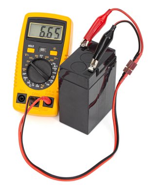 Beyaz arka planda izole edilmiş bir ölçüm aleti ile asit doldurulabilir bataryayı test etmek