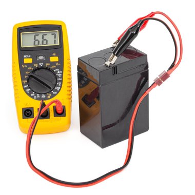 Beyaz arka planda izole edilmiş bir ölçüm aleti ile asit doldurulabilir bataryayı test etmek