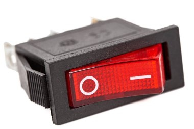 Kırmızı güç anahtarı beyaz arkaplanda izole.