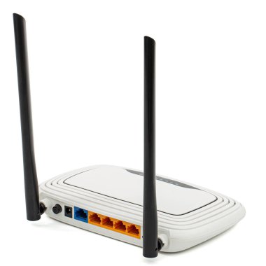 Kablosuz yönlendiricinin RJ45 bağlantıları, beyaz arkaplanda izole edildi