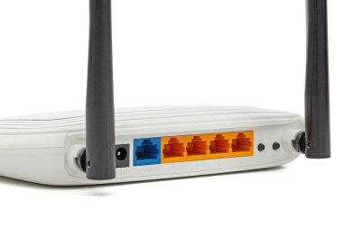 Kablosuz yönlendiricinin RJ45 bağlantıları, beyaz arkaplanda izole edildi