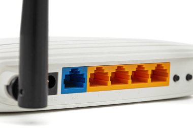 Kablosuz yönlendiricinin RJ45 bağlantıları, beyaz arkaplanda izole edildi