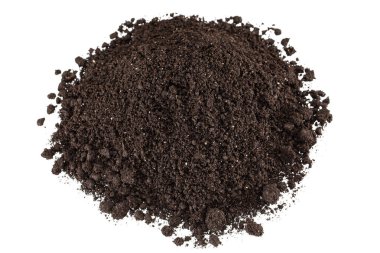 Kahverengi turba yığını, beyaz arkaplanda izole edilmiş.