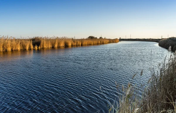 Un hermoso paisaje fluvial de antes del atardecer —  Fotos de Stock