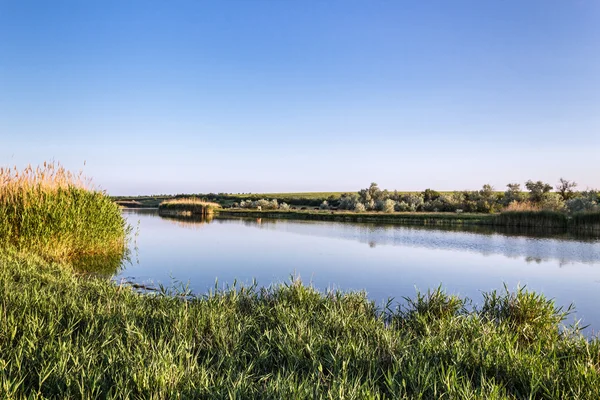 Un hermoso paisaje fluvial de antes del atardecer —  Fotos de Stock