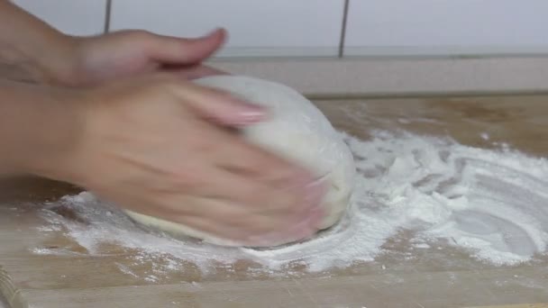 Preparação de massa de farinha para assar — Vídeo de Stock