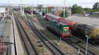 bir tren istasyonunda lokomotif manevra