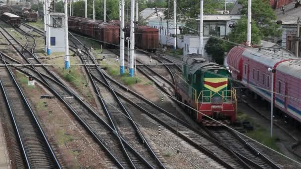 Шунтування локомотива на залізничній станції — стокове відео