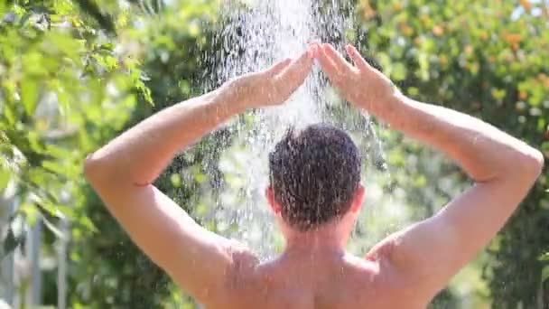 Homme prenant une douche — Video