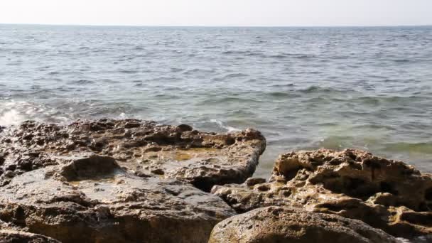 Havets vågor bryta på klipporna — Stockvideo