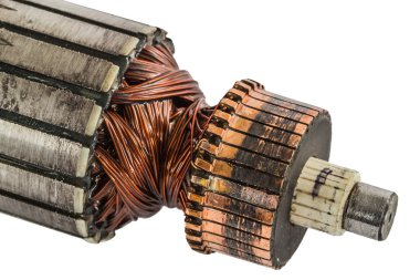 Rotor dan eski bir elektro motor yandı, üzerinde beyaz backgr izole