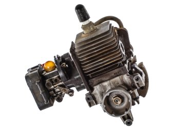 Beyaz arka plan üzerinde izole eski benzinli motor