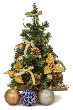 Beyaz arkaplanda dekore edilmiş Noel ağacı