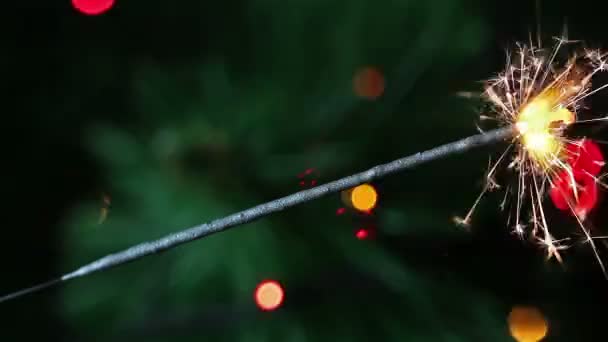 Wunderkerzen in letzter Minute auf dem Hintergrund der Weihnachtsgirlanden — Stockvideo