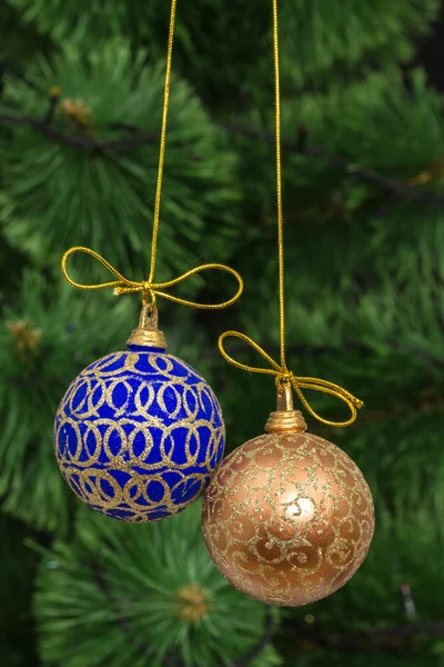 Belle palle di Natale su sfondo di abete verde — Foto Stock