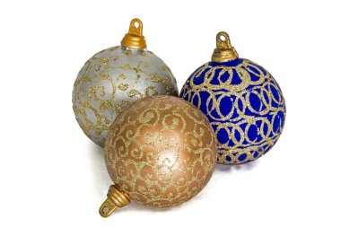 Noel topları, beyaz arka plan üzerinde izole kümesi