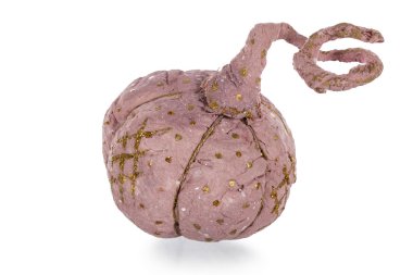 Özel el yapımı oyuncak pembe kabak, üzerinde izole şeklinde 