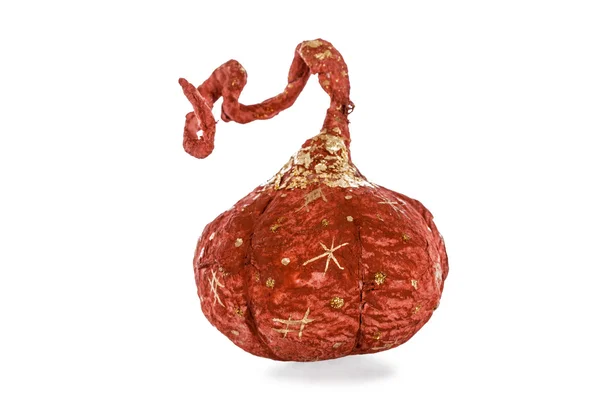 Exclusivo juguete hecho a mano en forma de calabaza roja, aislado en w — Foto de Stock