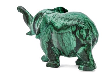 Beyaz arka planda izole edilmiş Malachite 'den fil heykeli, 