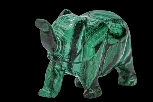 Statuetta elefante da malachite, isolata su sfondo nero , — Foto Stock