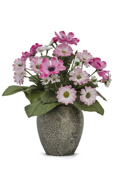 Аромат искусственных цветов в керамической вазе, изолированной на WH — стоковое фото