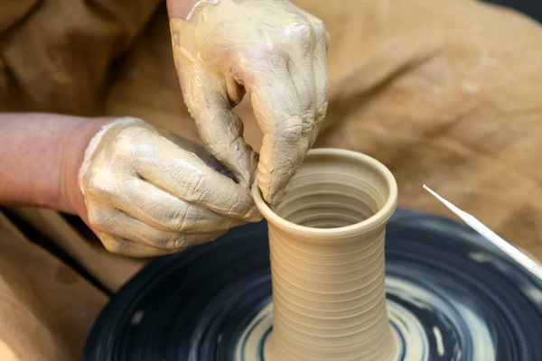 Potters händerna — Stockfoto