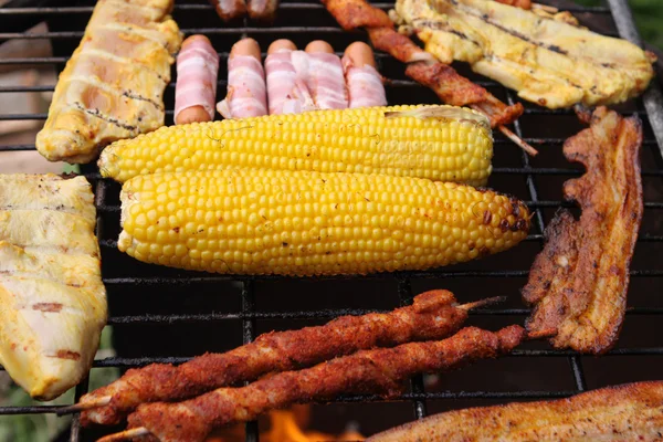 Comida en la parrilla barbacoa — Foto de Stock